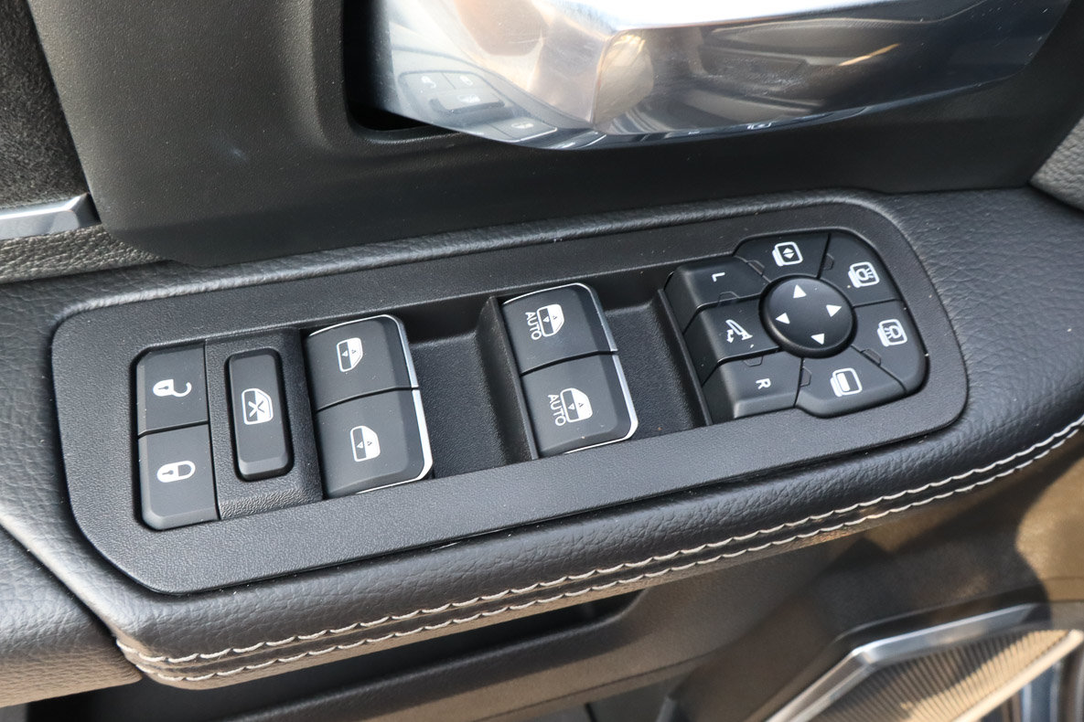 Used 2025 RAM 2500 Laramie AWD/4WD image 17