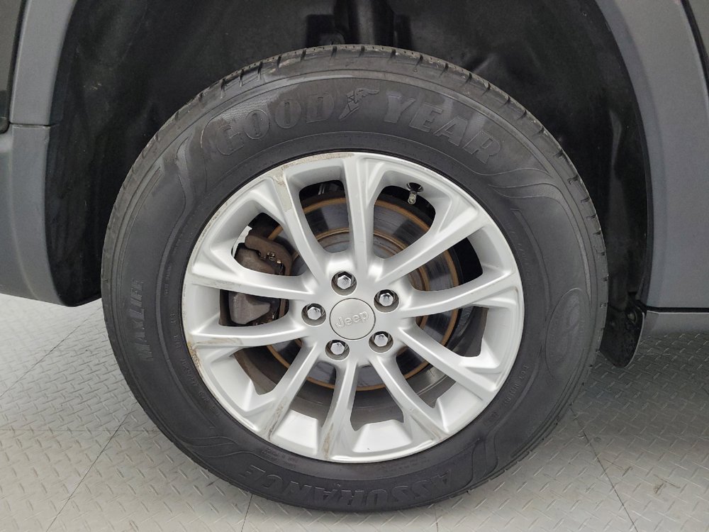Used 2019 Jeep Cherokee Latitude w/ Popular Appearance Group AWD/4WD image 31