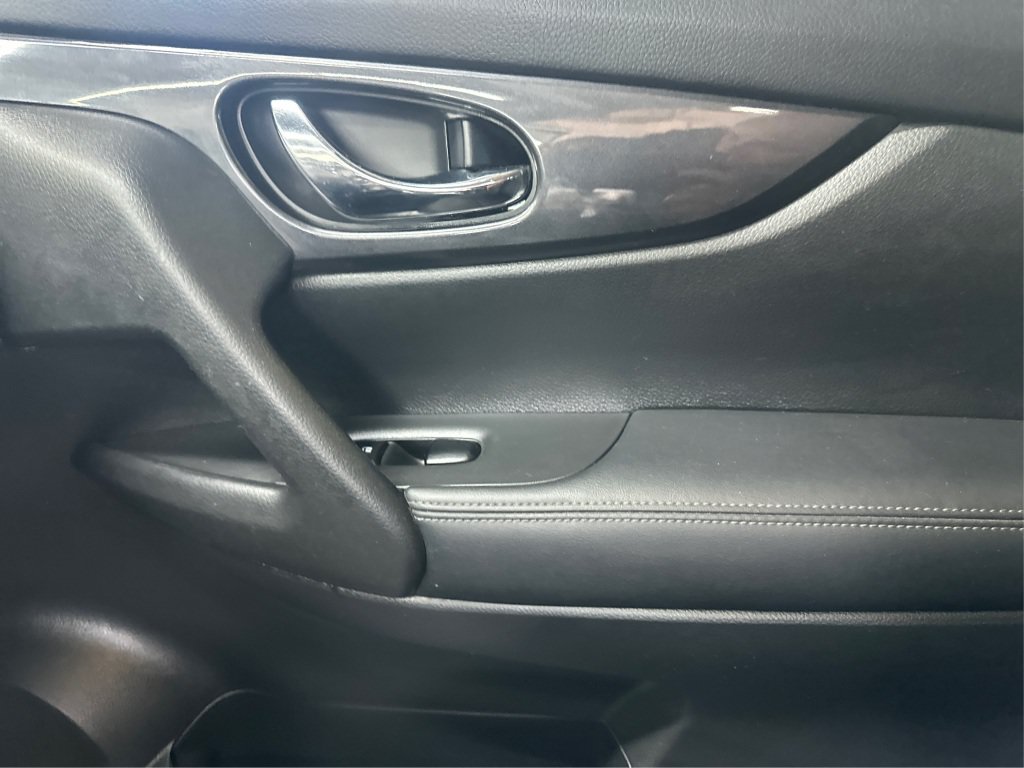 Used 2018 Nissan Rogue SV w/ Premium Package AWD/4WD image 29