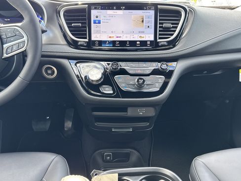 New 2026 Chrysler Pacifica Select image 6