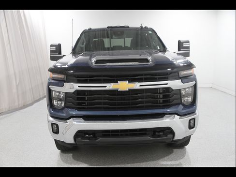 Used 2024 Chevrolet Silverado 2500 LT AWD/4WD image 2