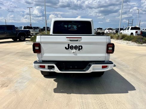 Used 2022 Jeep Gladiator Overland AWD/4WD image 4