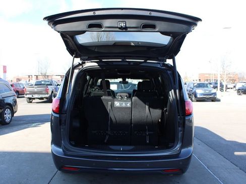 Used 2018 Chrysler Pacifica Touring-L w/ Premium Audio Group image 9