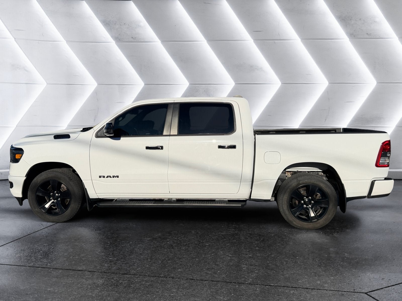 Used 2023 RAM 1500 4x4 Crew Cab image 2