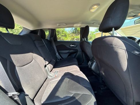 Used 2017 Jeep Cherokee Latitude AWD/4WD image 21