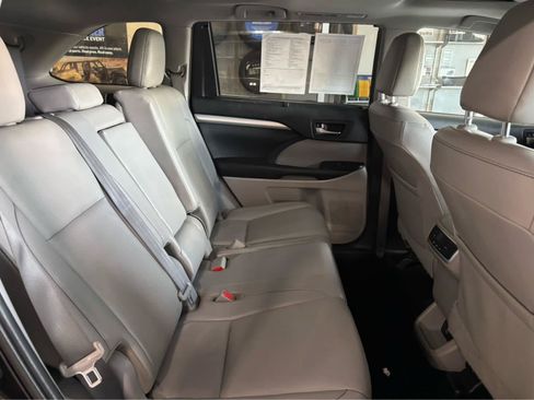 Used 2019 Toyota Highlander XLE AWD/4WD image 38