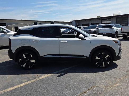 Used 2025 Nissan Kicks SR FWD image 12