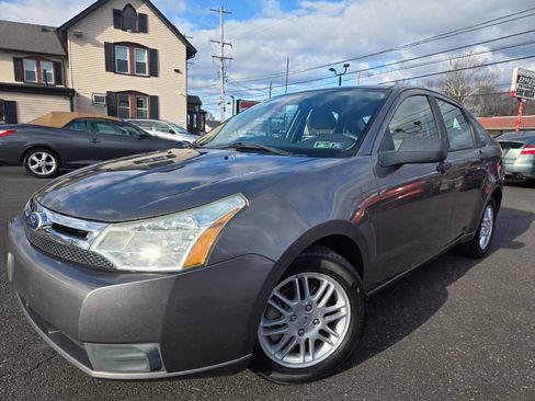 Used 2011 Ford Focus SE image 2