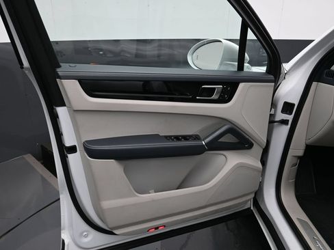 Certified 2023 Porsche Cayenne AWD/4WD image 8