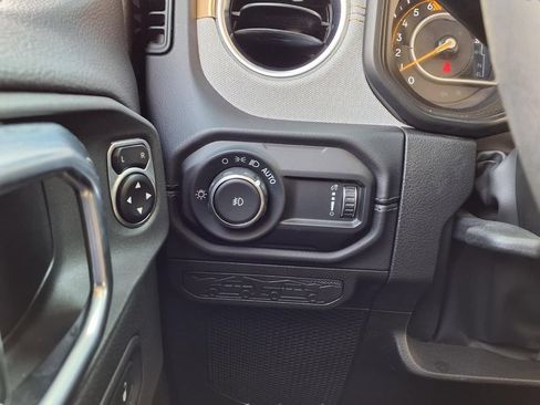 Used 2025 Jeep Wrangler Unlimited Sahara AWD/4WD image 17