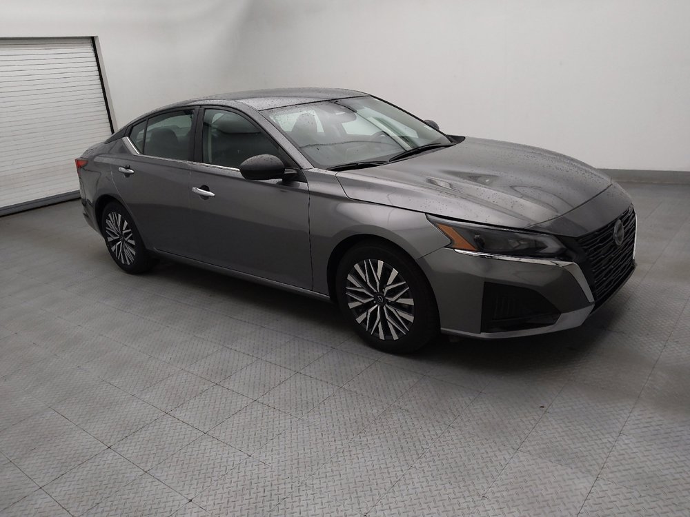 Used 2025 Nissan Altima 2.5 SV FWD image 11