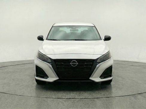 Used 2025 Nissan Altima 2.5 SV image 2