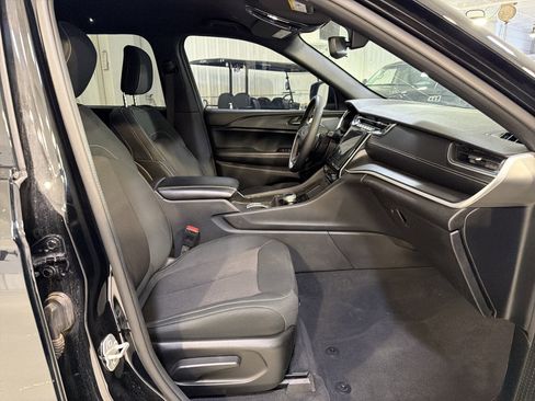 Used 2024 Jeep Grand Cherokee Laredo AWD/4WD image 17