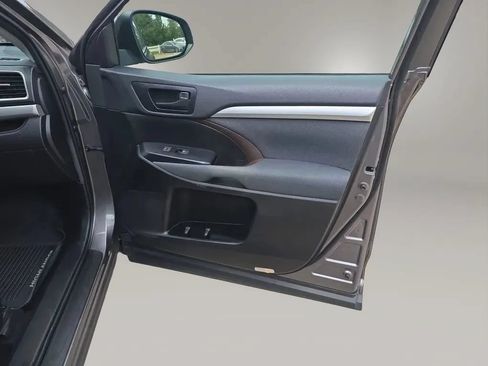 Used 2019 Toyota Highlander LE AWD/4WD image 45