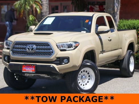 Used 2017 Toyota Tacoma TRD Sport w/ Tow Package (A/T) AWD/4WD image 4