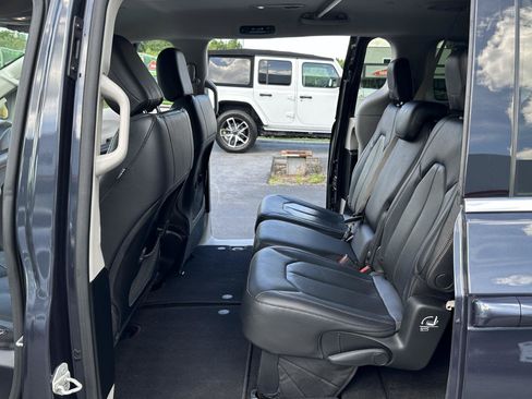 Used 2019 Chrysler Pacifica Touring-L FWD image 29