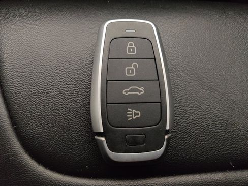 Used 2019 Jeep Cherokee Latitude Plus AWD/4WD image 32