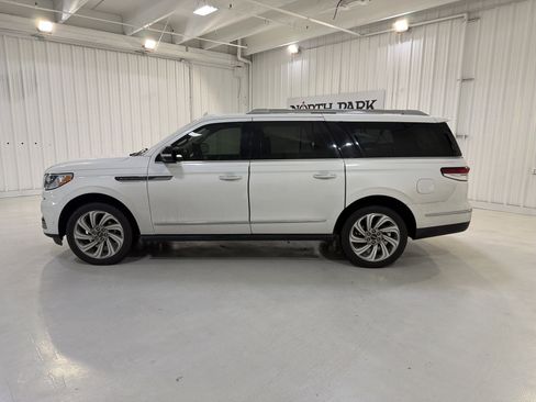 Used 2022 Lincoln Navigator L Reserve image 2