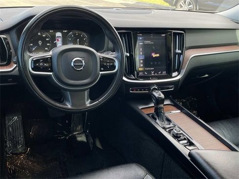 Used 2020 Volvo S60 T5 Momentum w/ Premium Package image 7