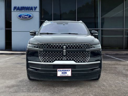 Used 2025 Lincoln Navigator Reserve AWD/4WD image 3