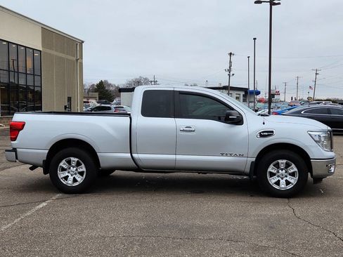 Used 2017 Nissan Titan SV image 11