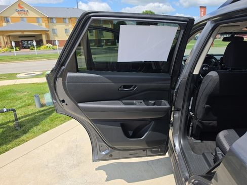 Used 2025 Nissan Pathfinder SV AWD/4WD image 15