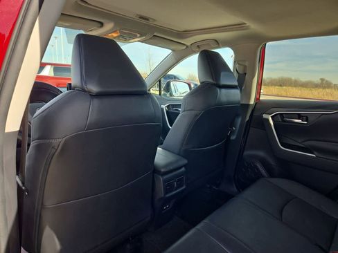 Used 2021 Toyota RAV4 XLE Premium image 18