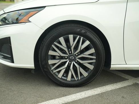 Used 2025 Nissan Altima 2.5 SV FWD image 10