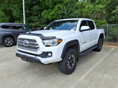Used 2017 Toyota Tacoma TRD Off-Road w/ Premium & Technology Package image 4