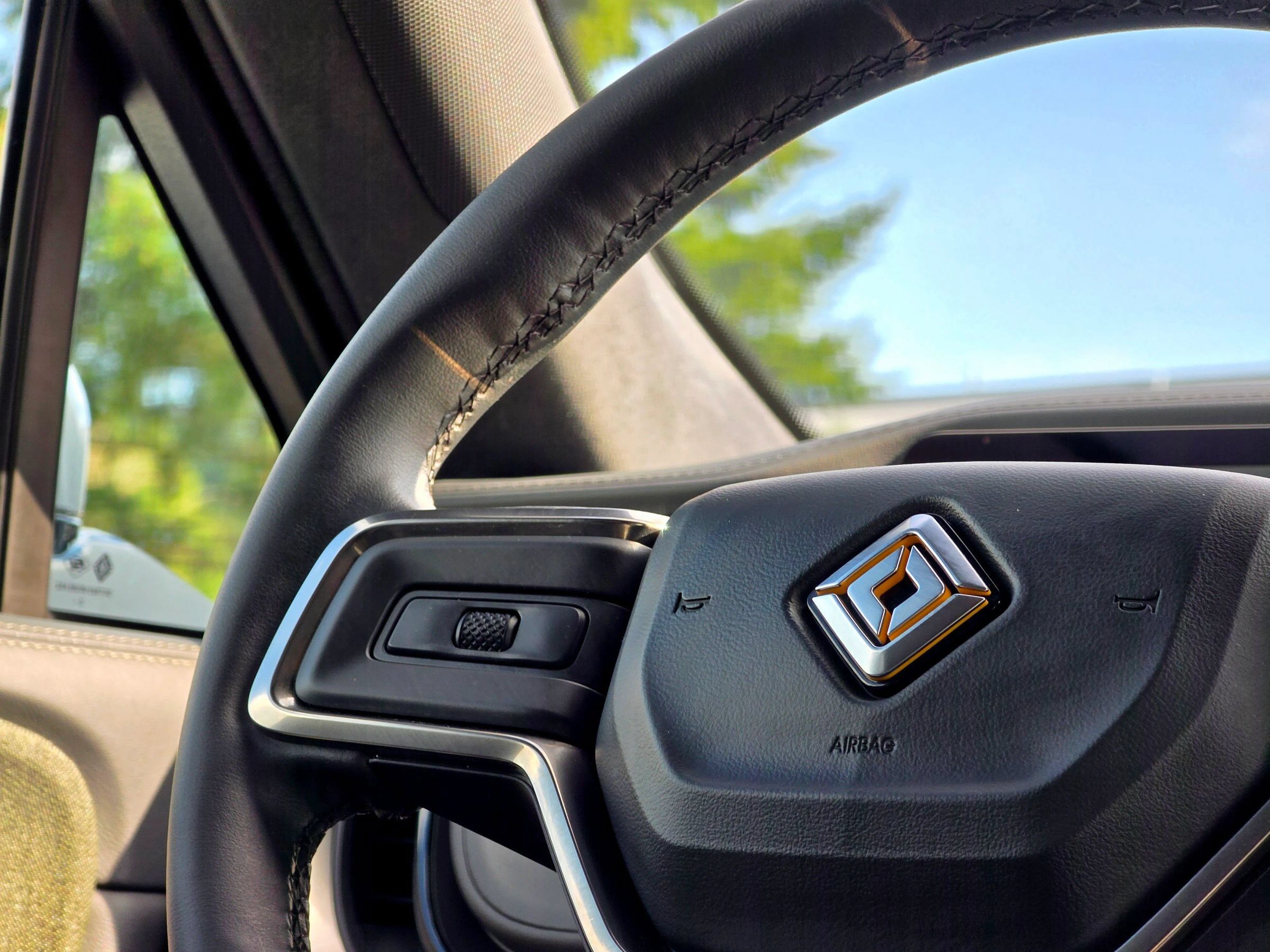 Used 2025 Rivian R1S Adventure Dual AWD/4WD image 21
