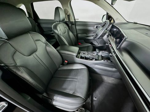 Used 2024 Kia Sorento S image 32