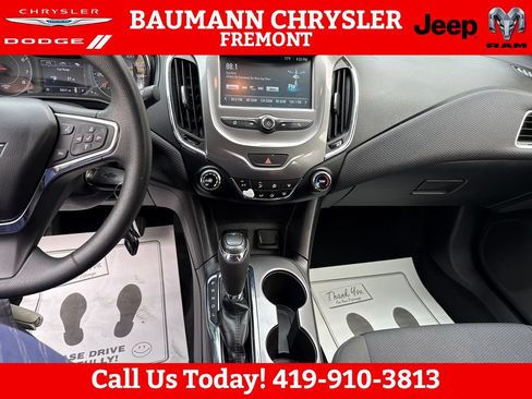 Used 2017 Chevrolet Cruze LT FWD image 17