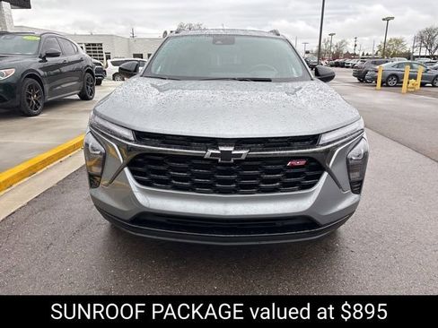 Used 2024 Chevrolet Trax RS w/ Sunroof Package FWD image 3