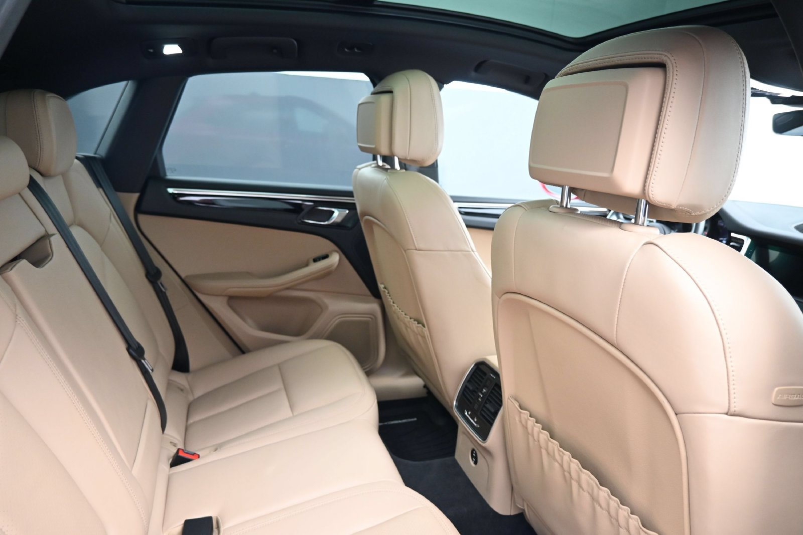 Certified 2025 Porsche Macan AWD/4WD image 7