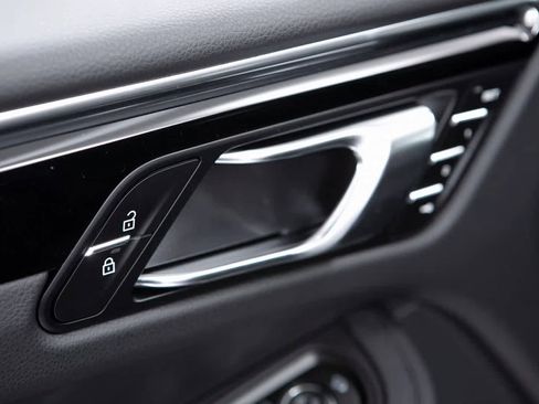 Certified 2025 Porsche Macan image 18