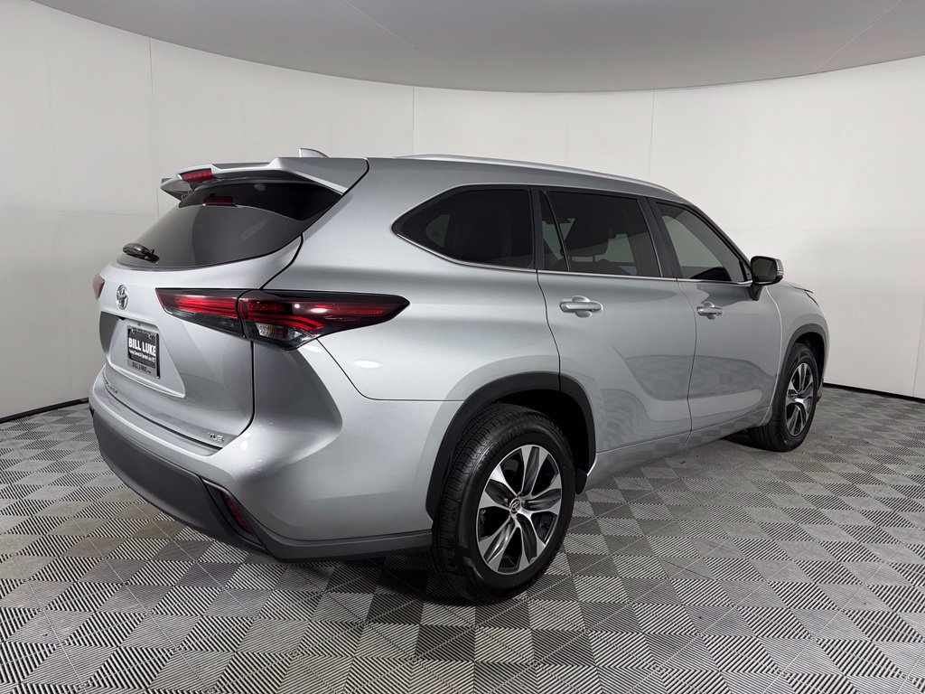 Used 2025 Toyota Highlander XLE FWD image 9