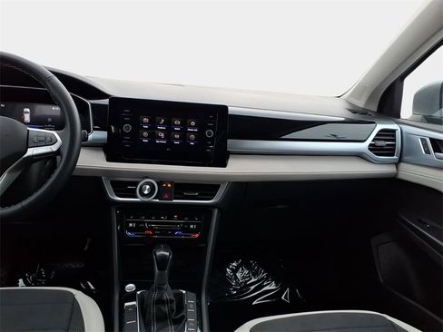 Used 2025 Volkswagen Taos SE w/ Panoramic Sunroof Package image 13