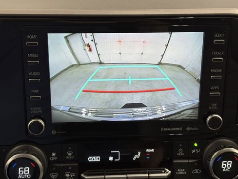 Used 2022 Toyota Highlander XLE AWD/4WD image 18