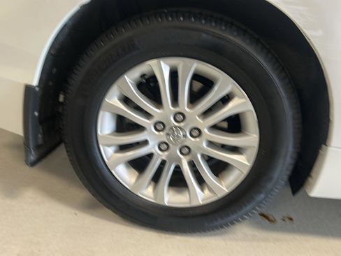 Used 2015 Toyota Sienna XLE w/ XLE Navigation Package FWD image 31