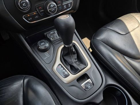 Used 2017 Jeep Cherokee Limited AWD/4WD image 24