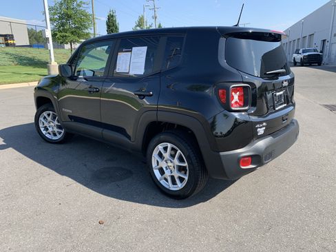 Certified 2023 Jeep Renegade Latitude AWD/4WD image 8
