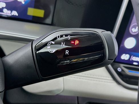 Used 2025 Volkswagen Tiguan SE image 16