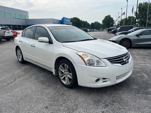 Used 2010 Nissan Altima 3.5 SR w/ Premium Pkg FWD image 2