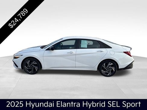 Used 2025 Hyundai Elantra SEL image 2