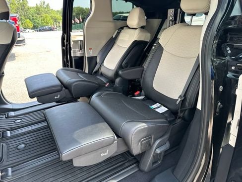 Used 2025 Toyota Sienna Limited AWD/4WD image 22