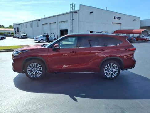 Used 2023 Toyota Highlander Platinum FWD image 6
