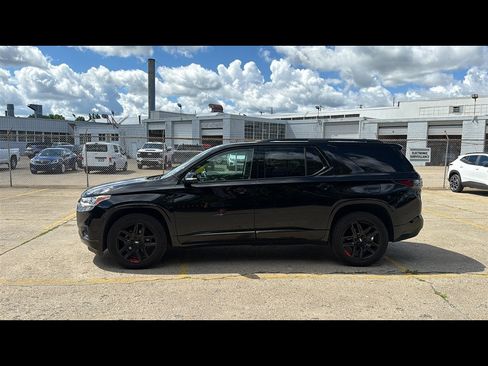 Used 2021 Chevrolet Traverse Premier w/ Redline Edition AWD/4WD image 3