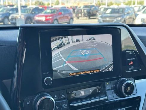 Used 2024 Toyota Highlander XLE AWD/4WD image 23