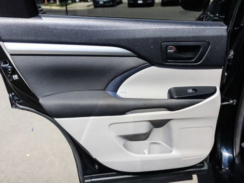 Used 2014 Toyota Highlander LE image 38