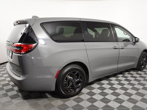 Used 2022 Chrysler Pacifica Limited w/ Uconnect Theater Family Group FWD image 7